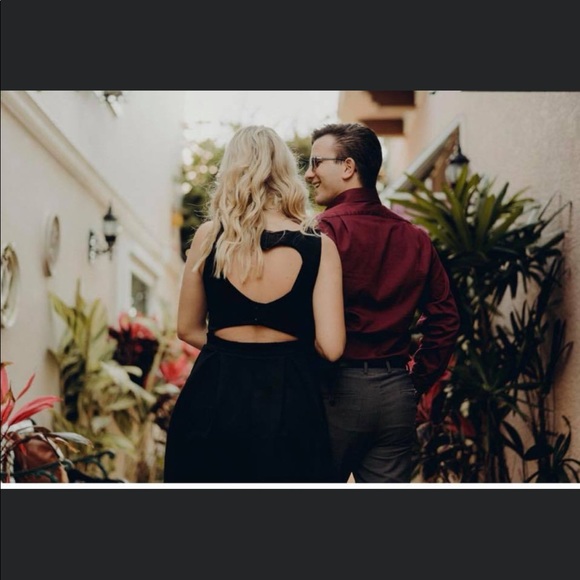 Short black dress with heart shaped cutout - Picture 4 of 4